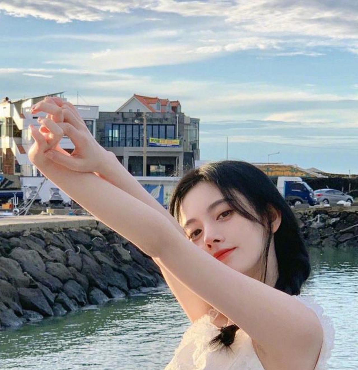 鞠婧祎暑假海边度假照片,太美了,小鞠是仙女星人