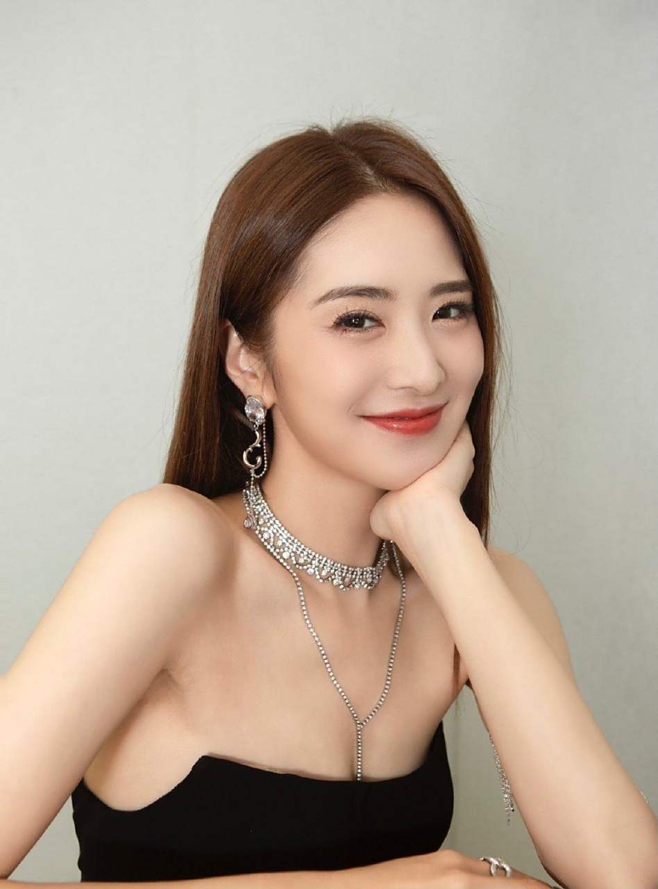 主持人 刘烨,一袭黑色抹胸连体衣,肤白貌美  #中国版chatgpt来了