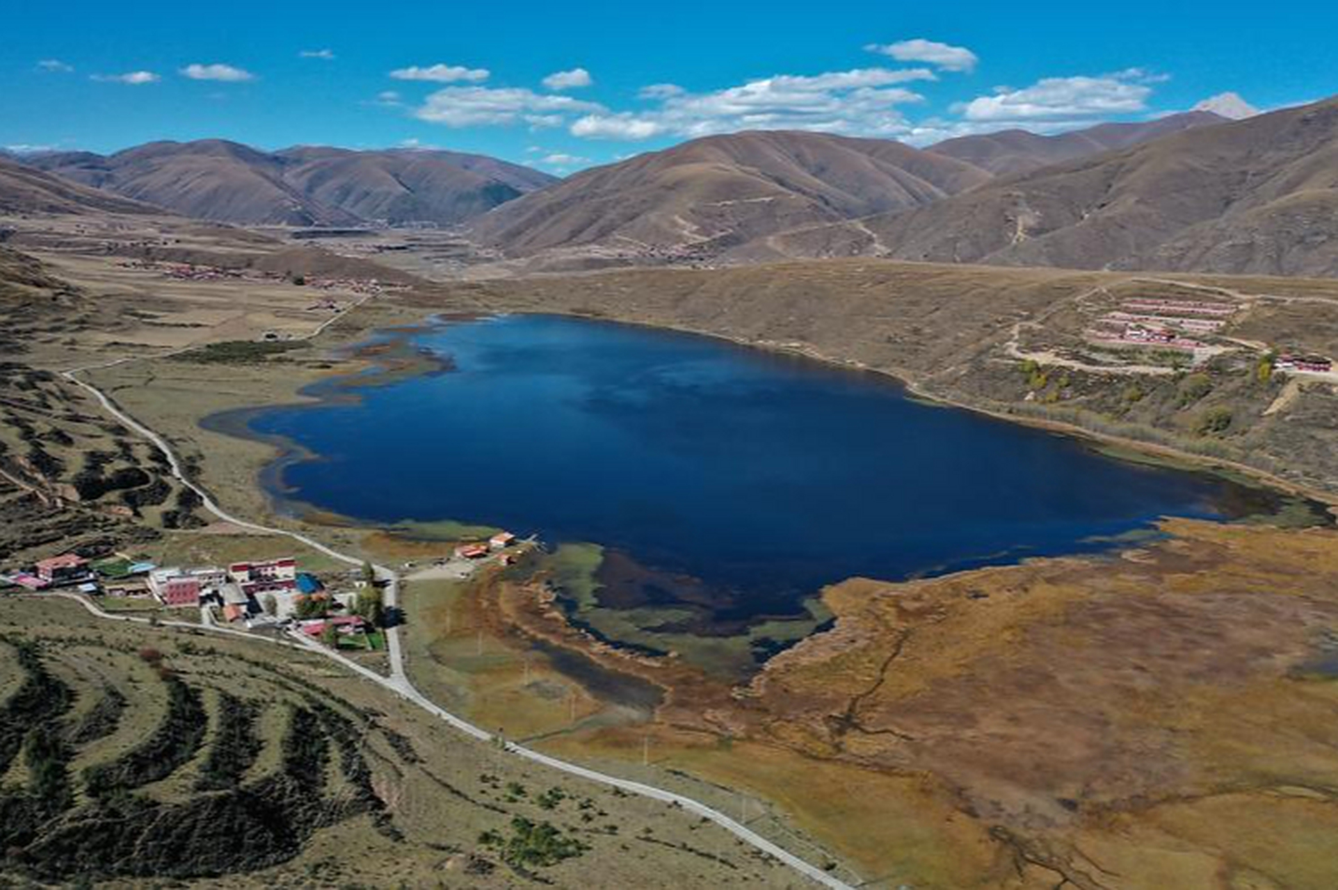 甘孜州卡萨湖,距离炉霍县城30多公里,但当你看到这个高原淡水湖时,你