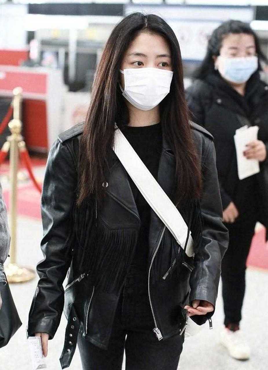 谭松韵不走甜美风也超美的,黑色皮衣点缀上流苏中性利落,飒爽霸气