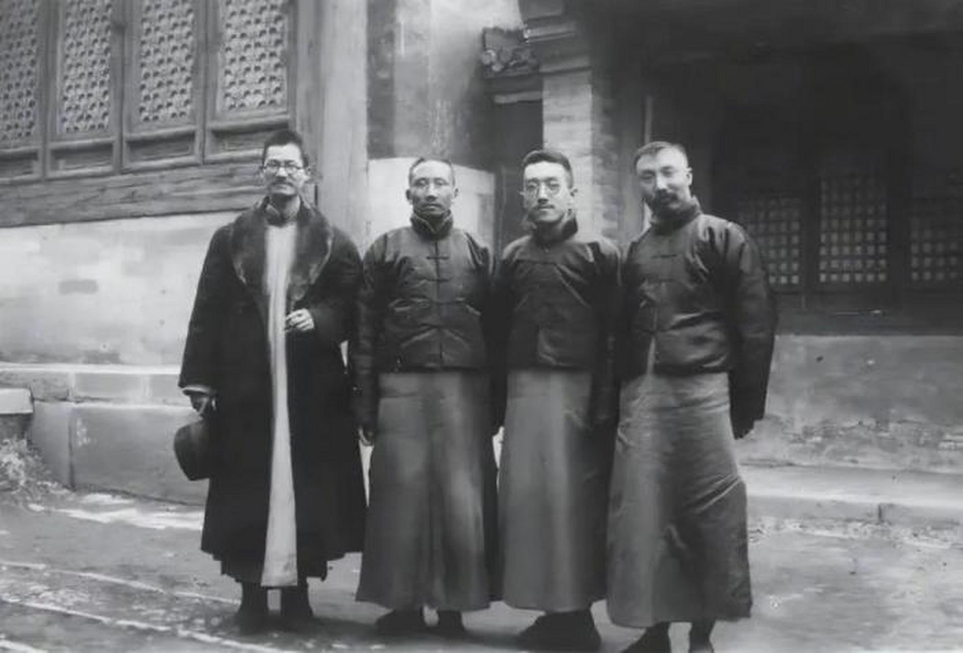 1920年,北京大学"四大泰斗"的合影,他们是李大钊,胡适,蔡元培和蒋梦麟