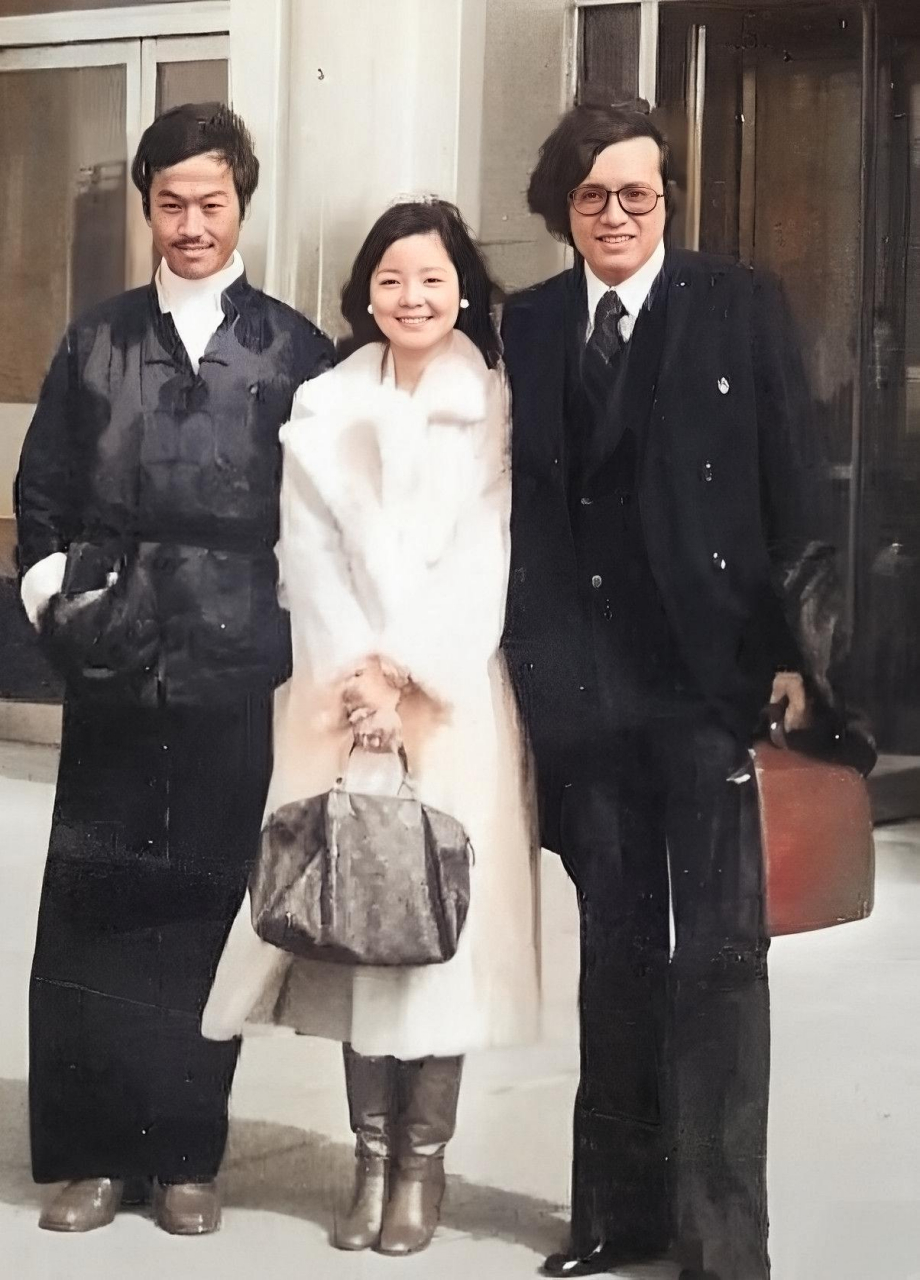 我还是买不起包和风衣.  梅艳芳和张曼玉在1992年拍摄《战神传奇》时.