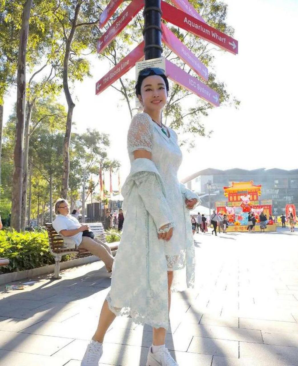 刘晓庆近照额头似寿星公,网友:这脸看着很恐怖 可能对于现在经常关注