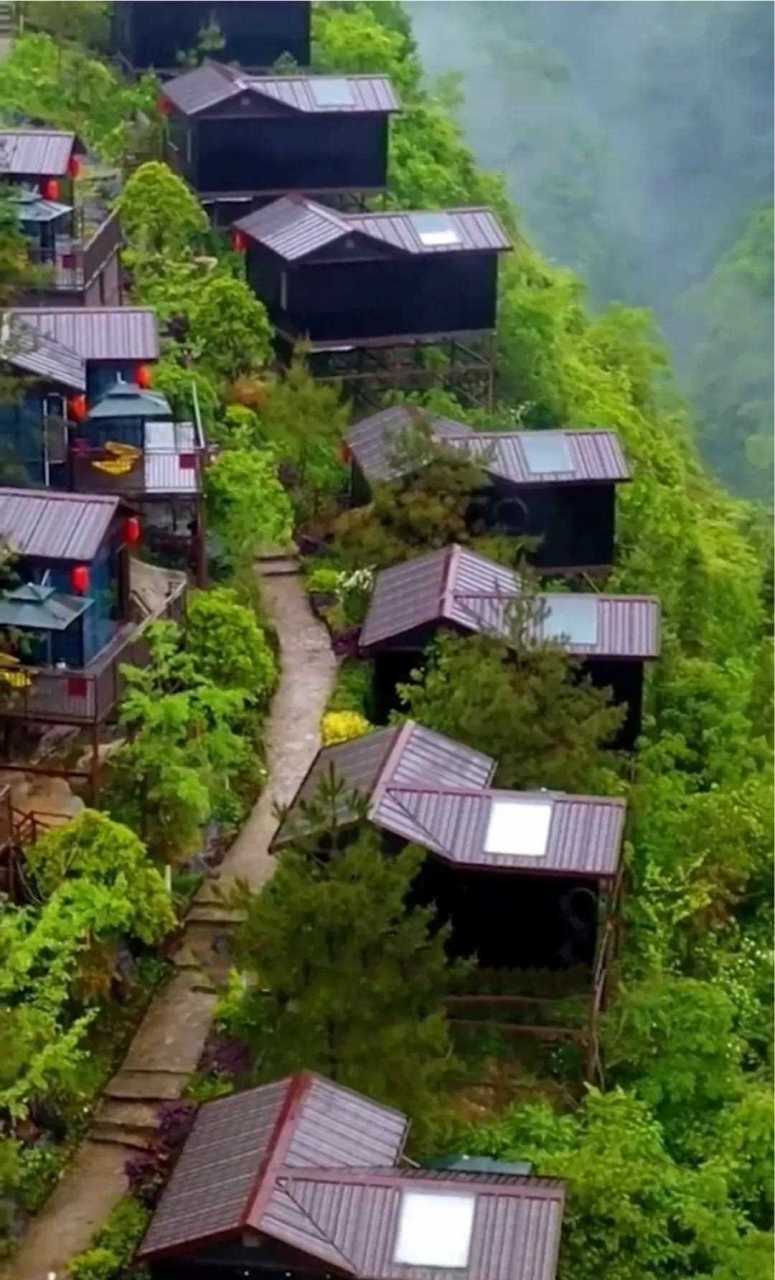 就和喜欢的人,来恩施地心谷租48000一个月的悬崖民宿,住上一个月,亲近