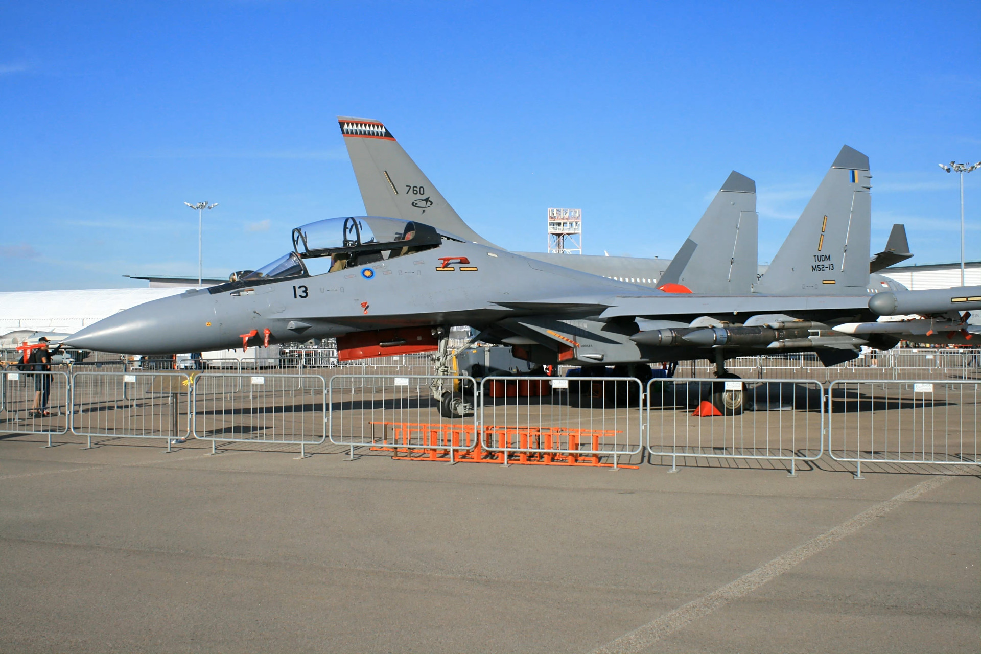 马来西亚皇家空军装备的苏-30mkm战斗机,图片中可以看到机翼下挂载了2