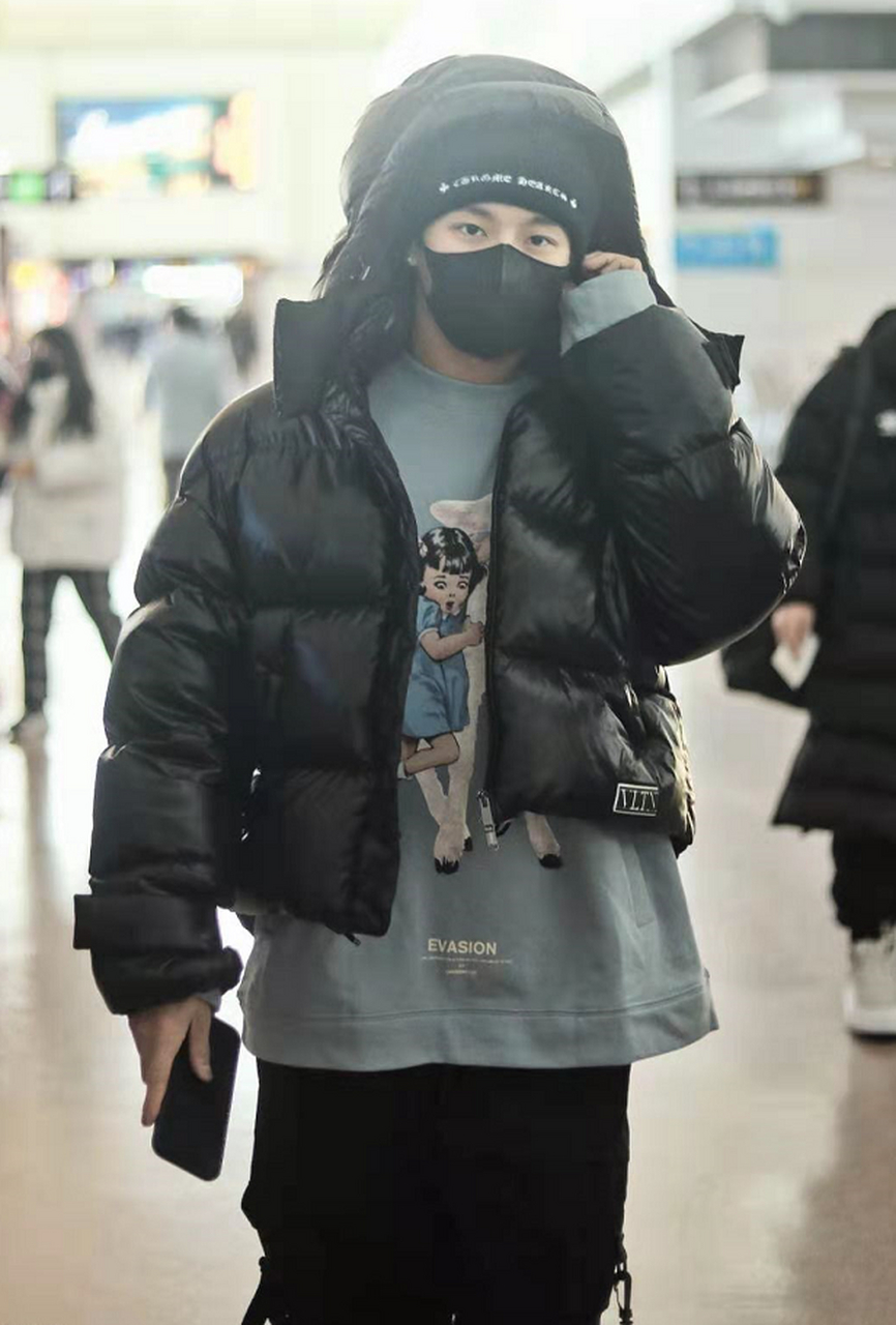 李玟翰机场私服,亮面宽松羽绒服搭配蓝色复古印花内衬