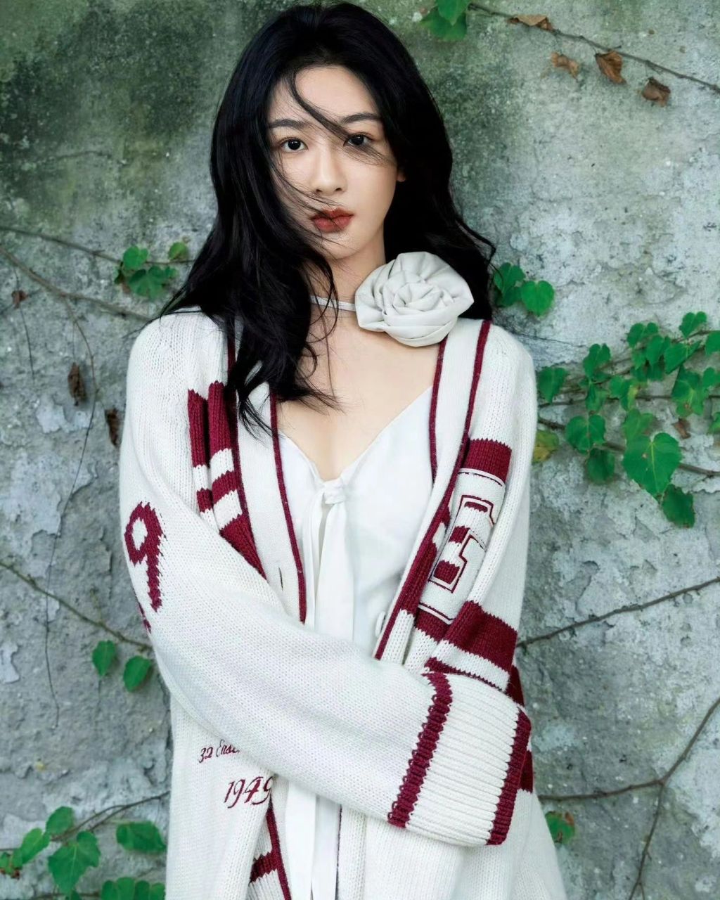 杨紫|偶像剧女主角氛围感穿搭～ 杨紫工作室更新,杨紫身穿撞色针织
