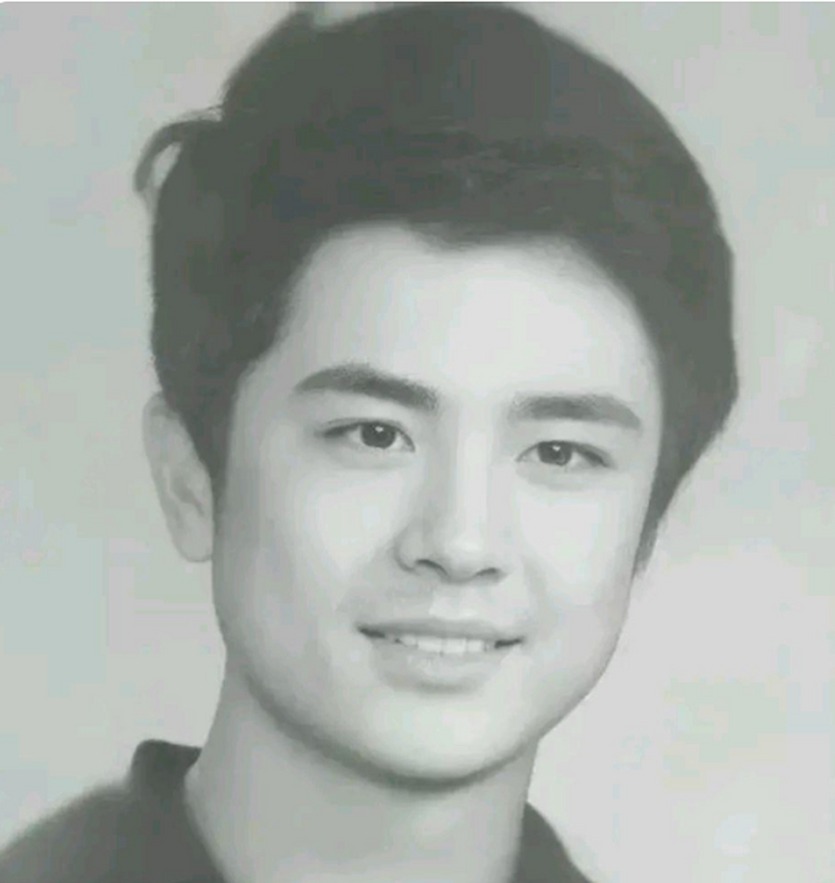 照片中的徐少华帅气帅气,绝对是天生的大帅哥,而倪萍年轻时也是