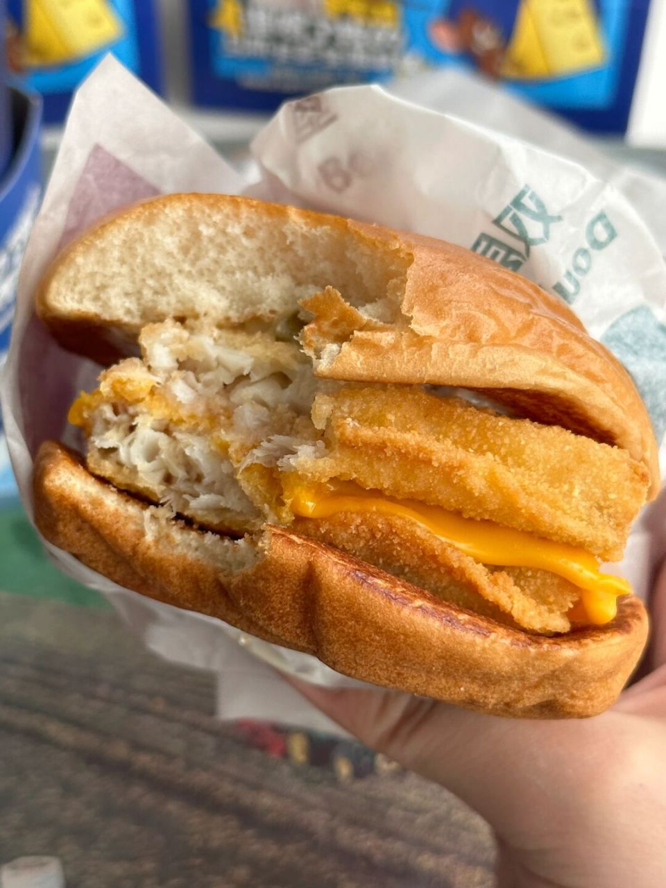 双层鳕鱼堡尊嘟好好吃  双层鳕鱼堡通常由两块鳕鱼肉,面包和各种酱料