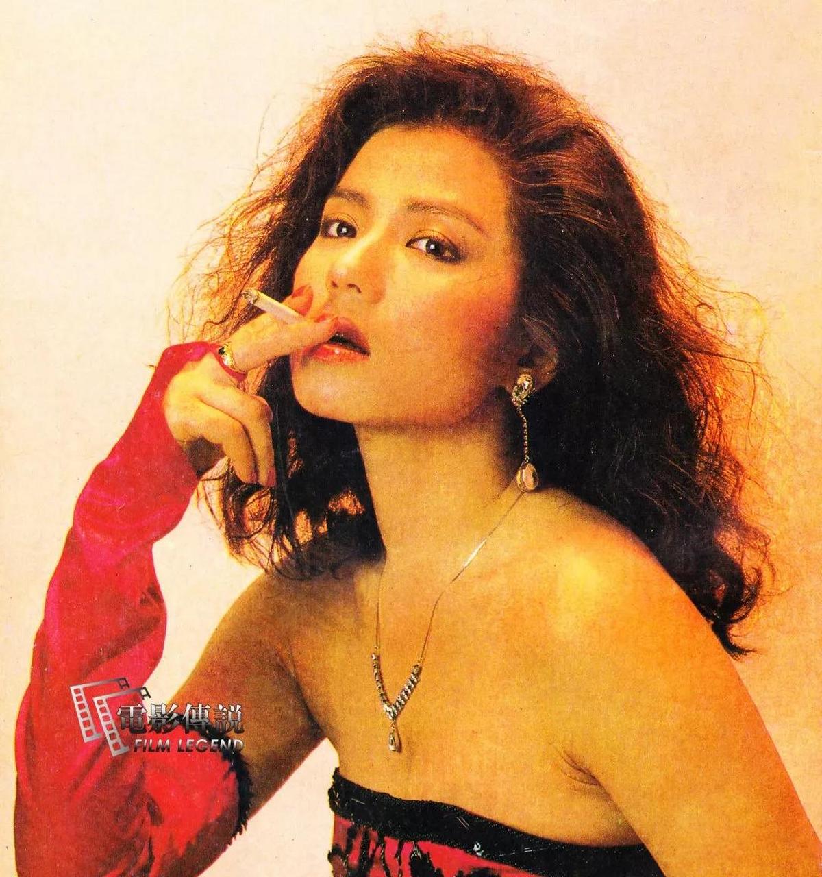 百家号星火计划# 1988年,钟楚红在《火舞风云》中的造型宣传照,女神