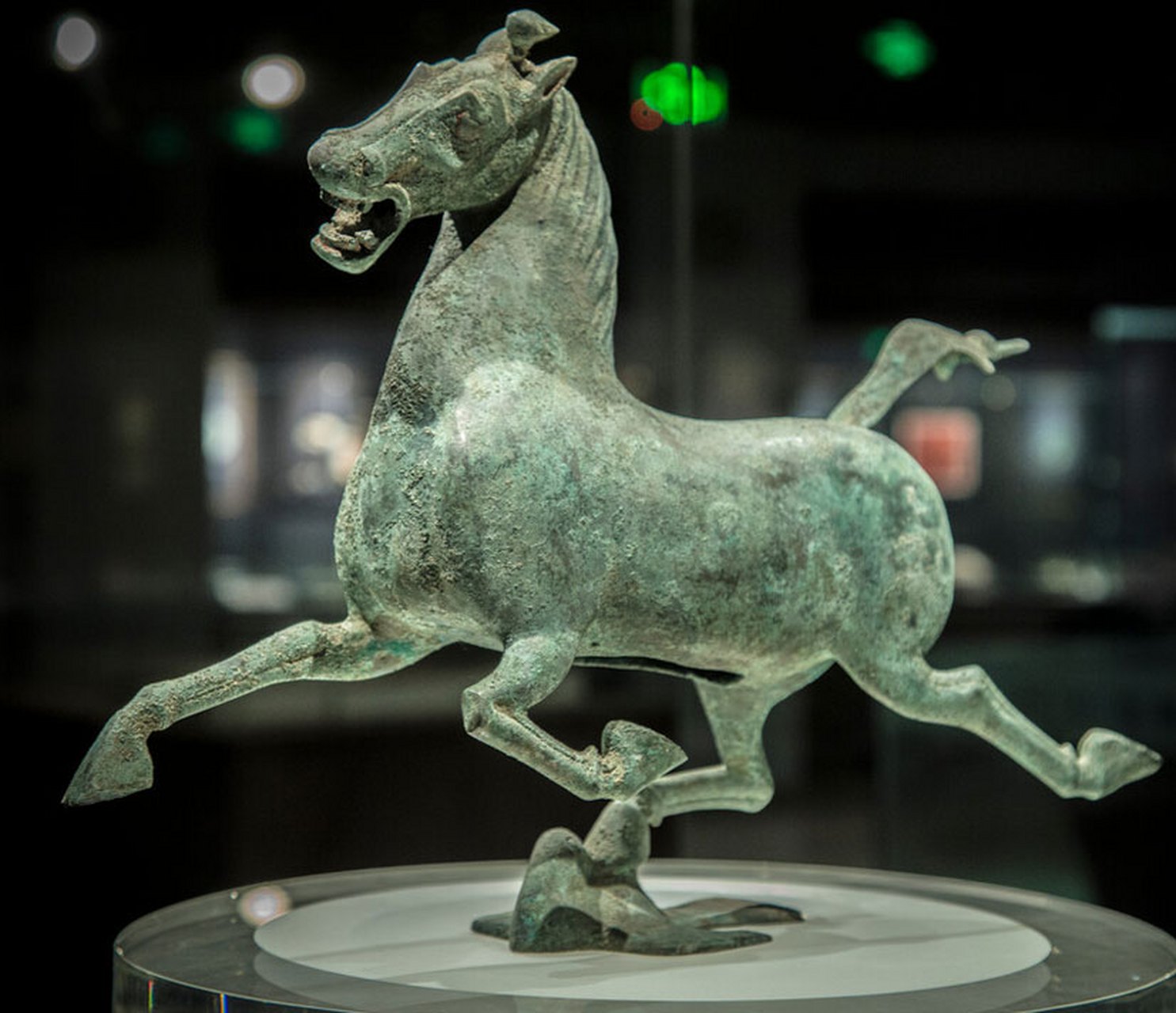 展览文物之:铜奔马   铜奔马,又名"马踏飞燕",是一件东汉时期的青铜器