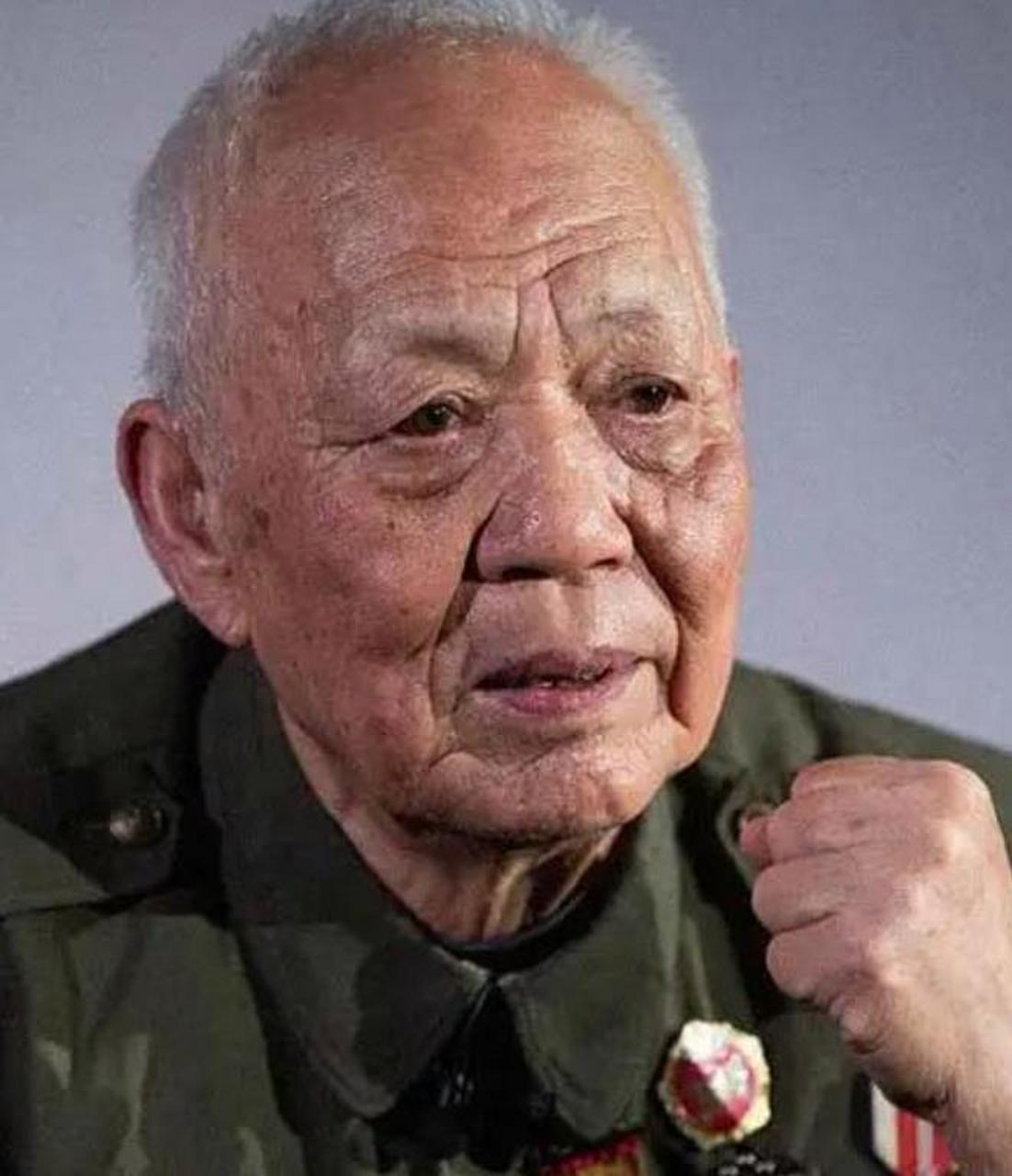 1952年,小战士林炳远一个人追着60多个美军往山下跑,一直追到美军阵地