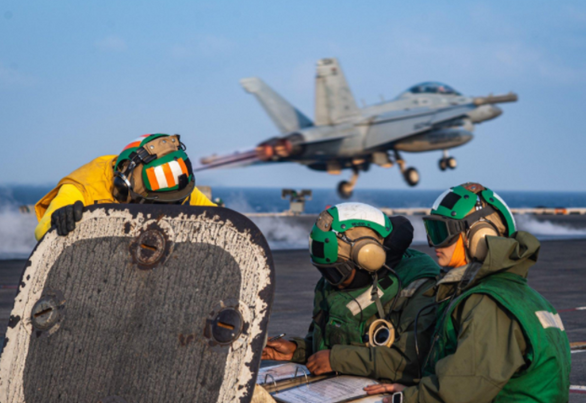 山东舰战巡西太,15机抵近台岛,055大驱护卫,美军航母不敢造次 解放军