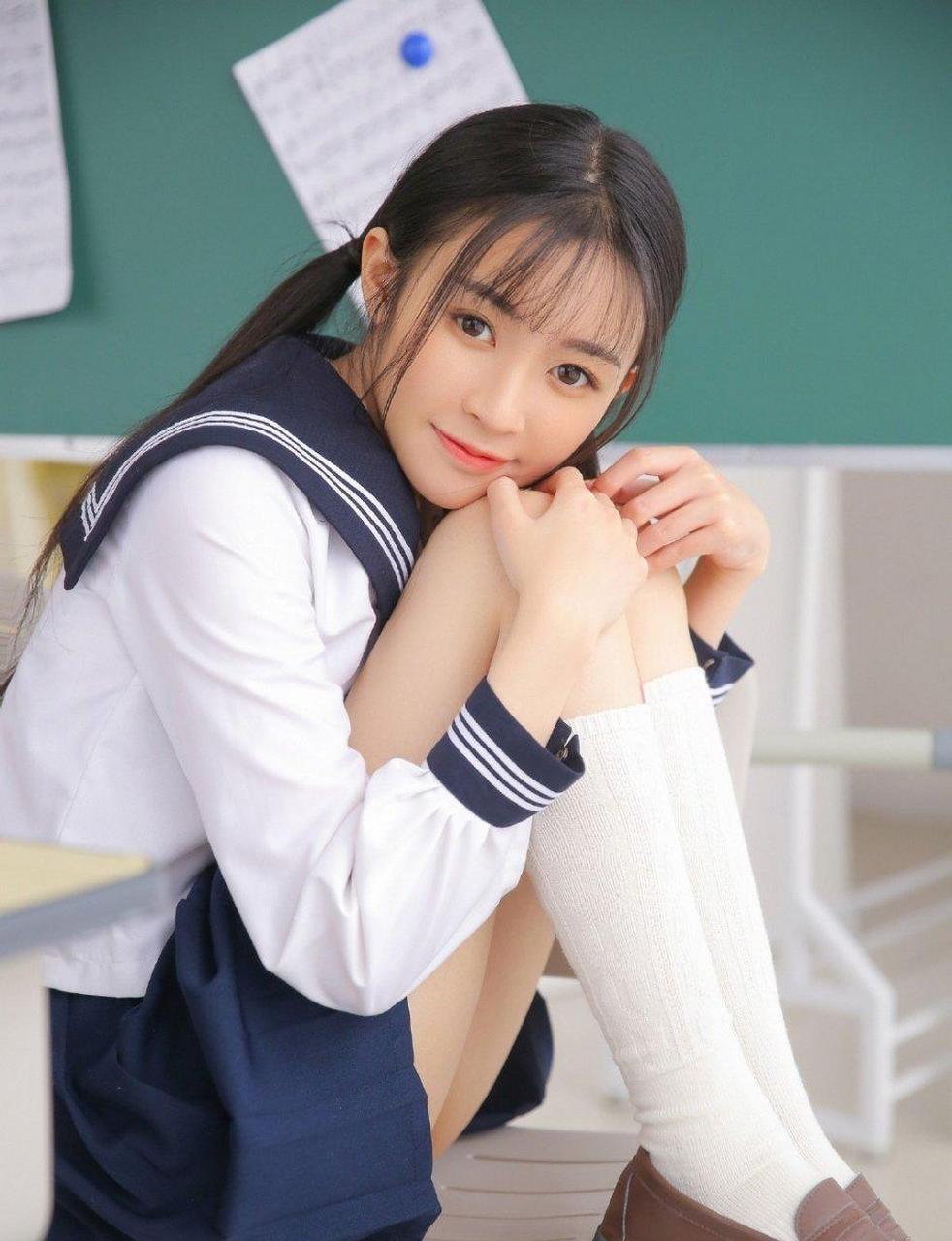 甜美可人的校服妹子