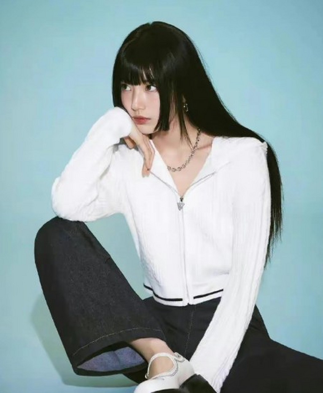 裴秀智齐头帘公主切造型拍摄画报,伟大的脸遇上自律的身材