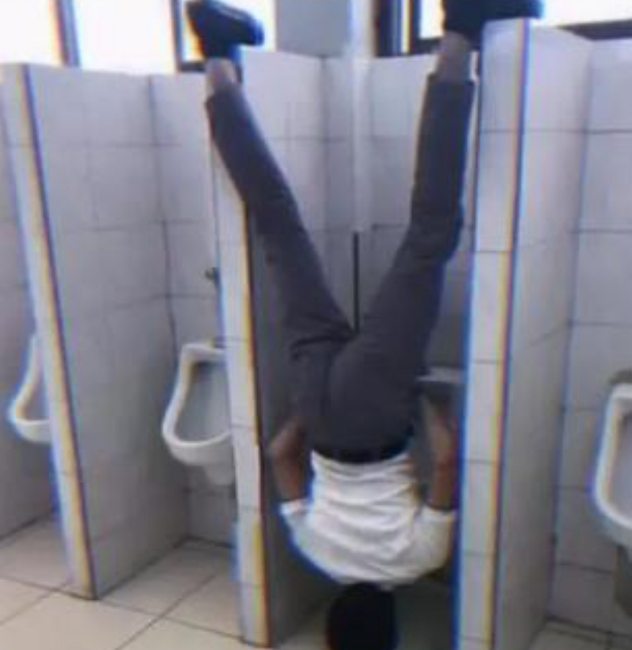 男生上厕所的姿势这么奇怪吗