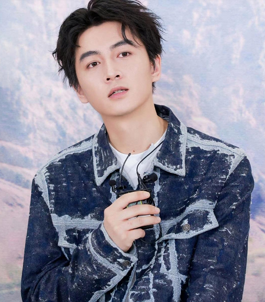 陈晓参加新剧宣传活动,特意做了新发型,换上牛仔外套显清爽,特别的