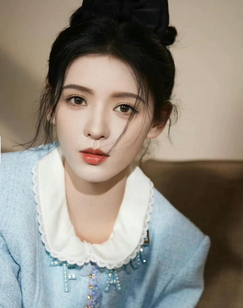 张予曦五官精致,身材姣好. 唯一美中不足的是,她没有露出白嫩的脚.