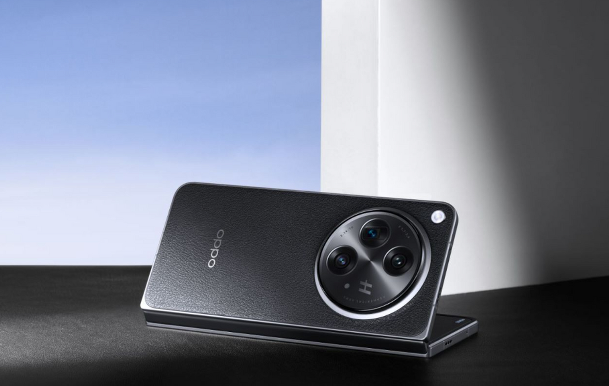 在硬件配置方面,oppo find n3采用了先进的超光影折叠像素传感器,这种