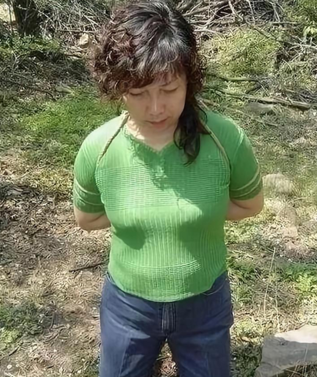上世纪90年代,这名女囚犯被绑上了法绳,跪在地上,即将被执行死刑的