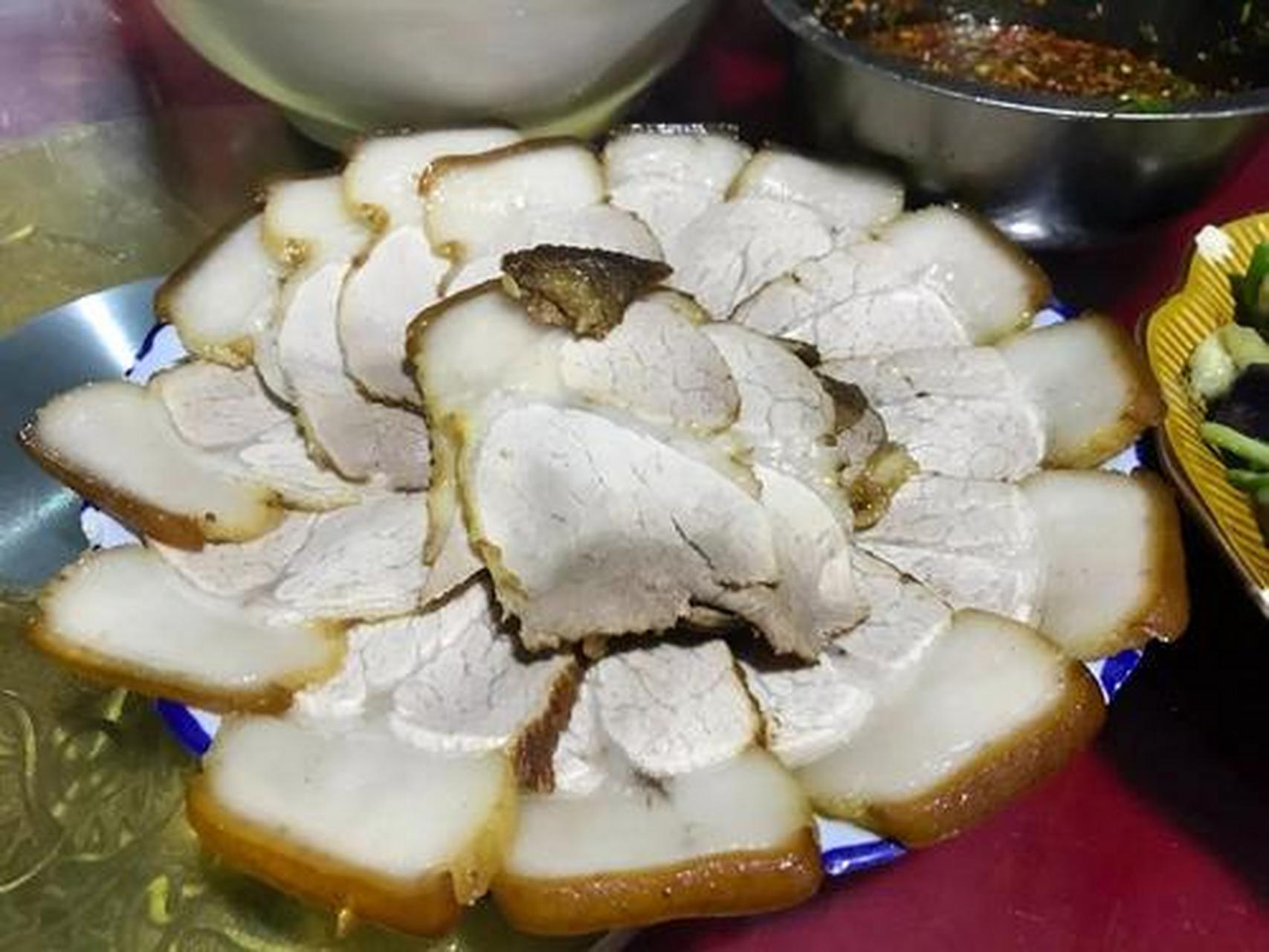 鼓藏肉,"鼓藏节"也叫"牯藏节",是苗家重要的的祭祖仪式节日,分为小牯