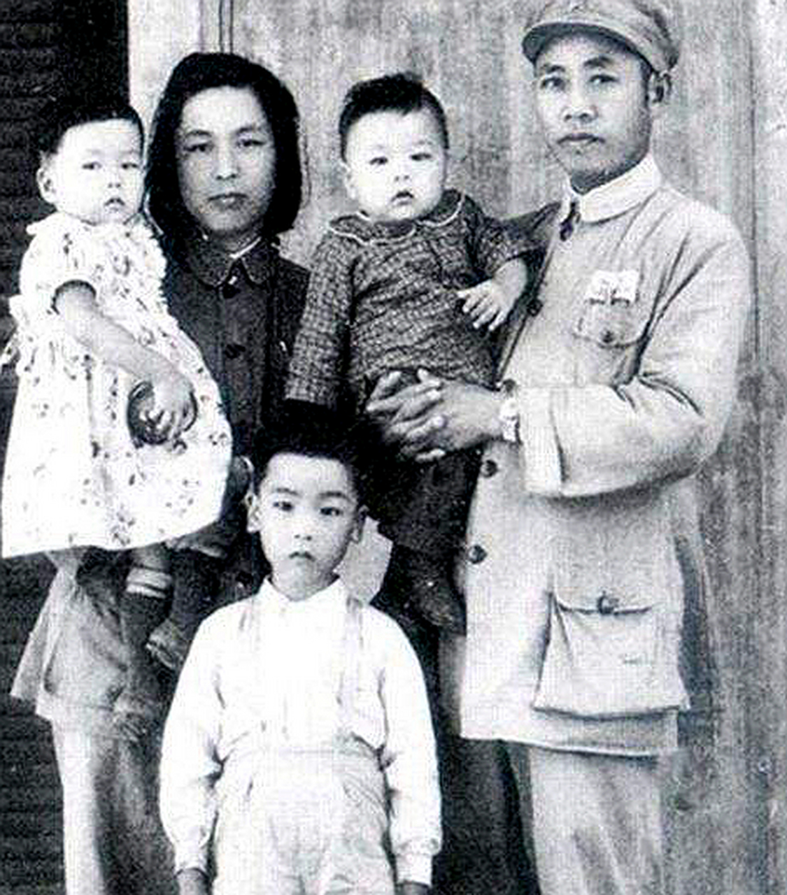 原东海舰队司令员陶勇中将的妻子朱岚是上海人,出生