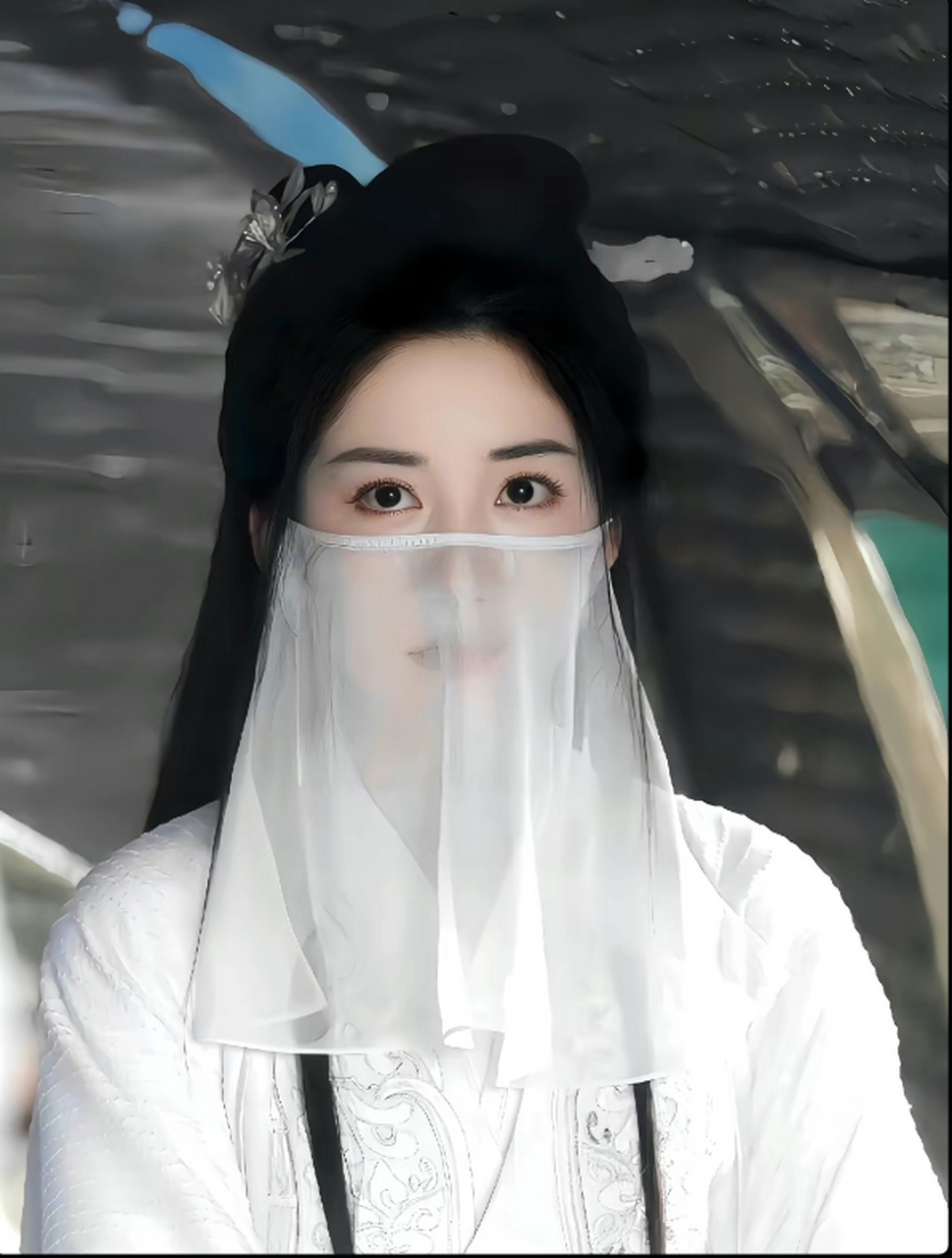 《长相思》里相柳除了防风邶这个小号,小船上短暂反串的白衣女号也是