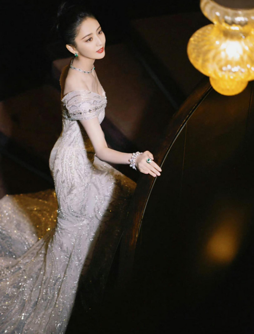佟丽娅宝格丽盛典造型,抹胸钻石长裙搭配后背的蝴蝶结,轻盈飘逸,纯纯