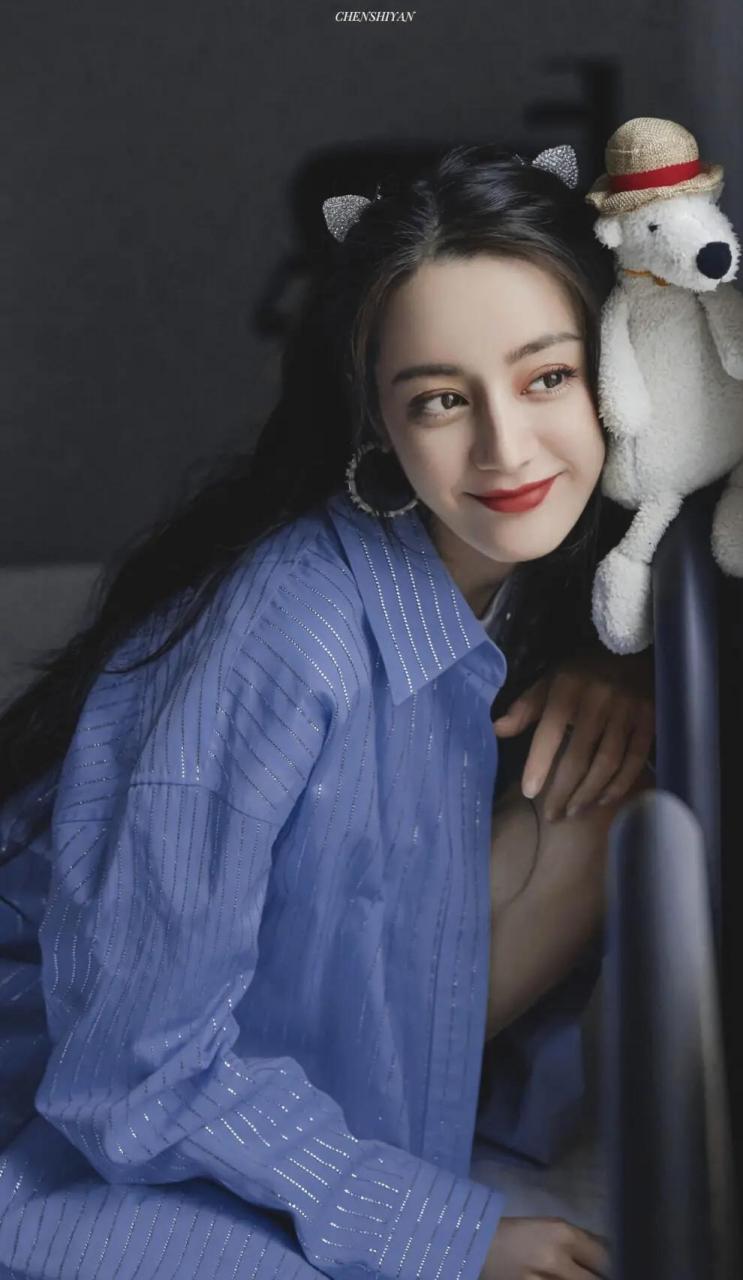 迪丽热巴和迪奥的接触很深,完全不用担心她的时尚资源!