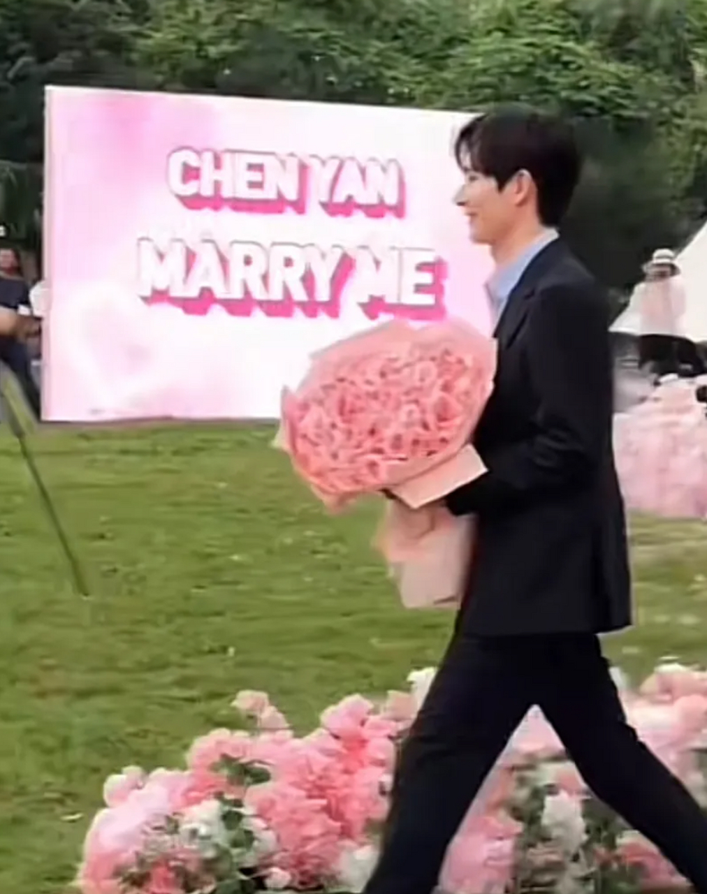 来欣赏一下黄锦鸿向晨妍的求婚好浪漫哟,七彩祥云漂浮在空中,她长相