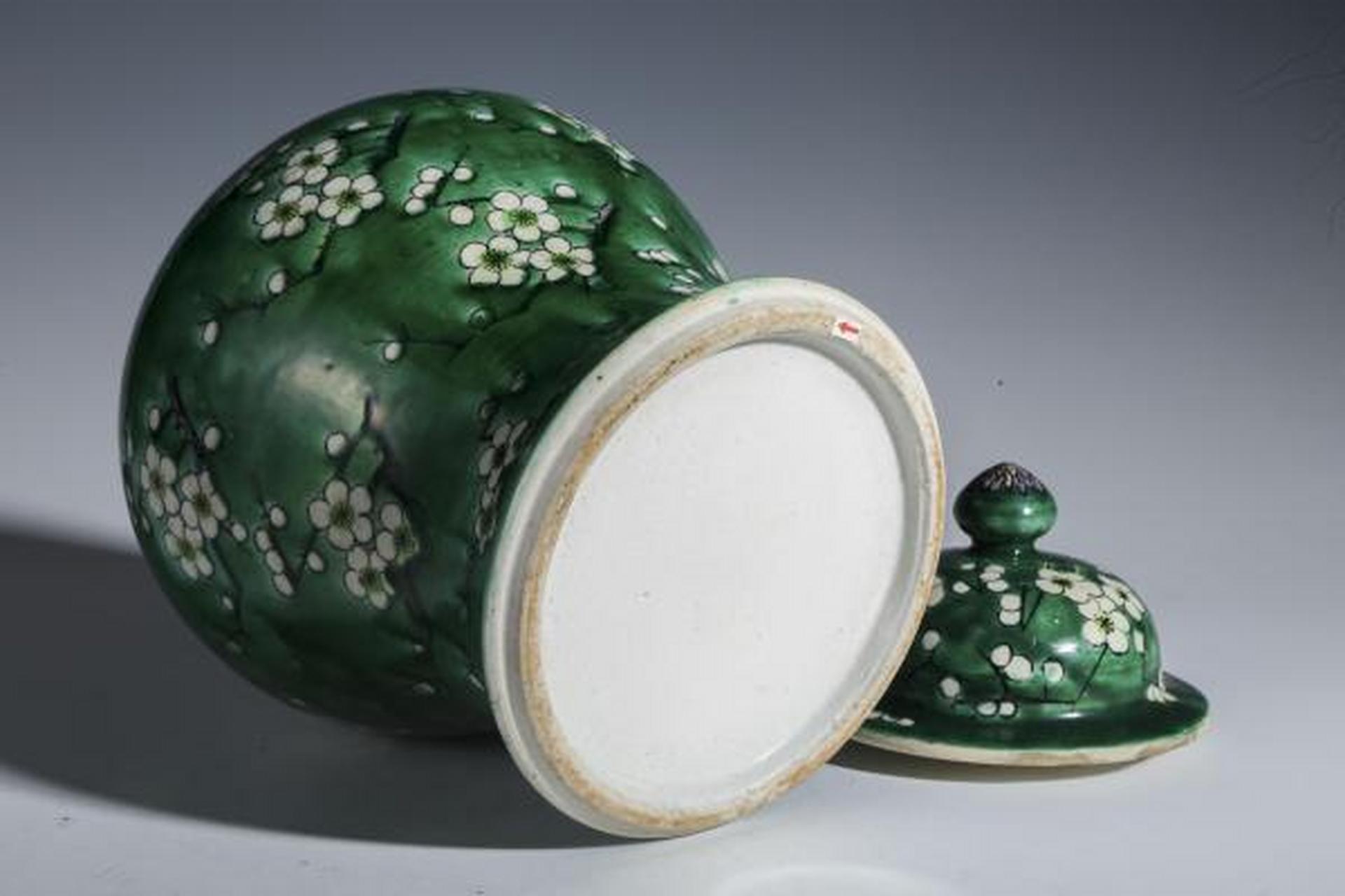 明代瓷器# 此件晚清民国·绿釉地留白梅纹将军罐,口径10.