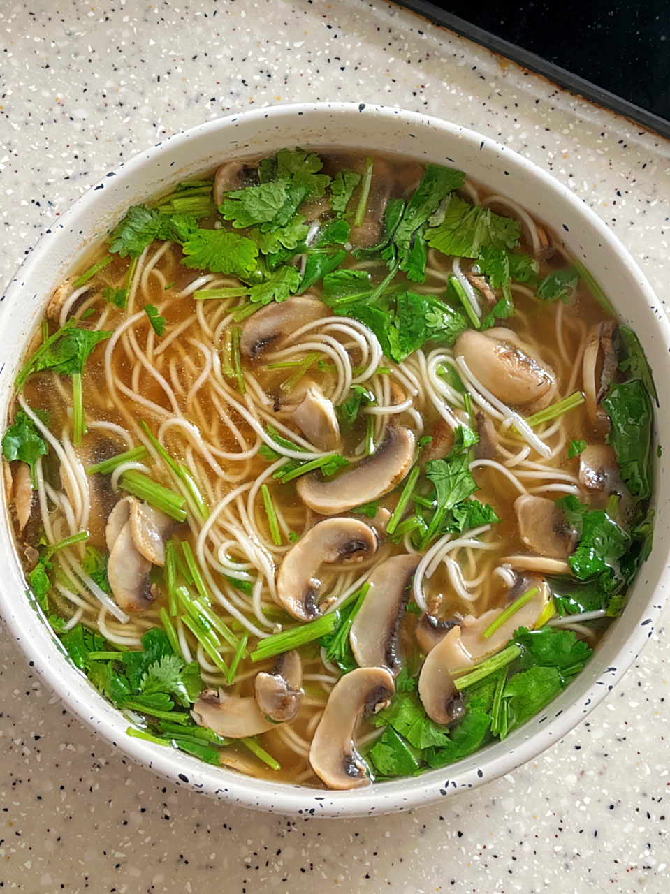 加了口蘑的清汤面真的好鲜～～[啊][啊] 早上没时间做饭可以试试这个