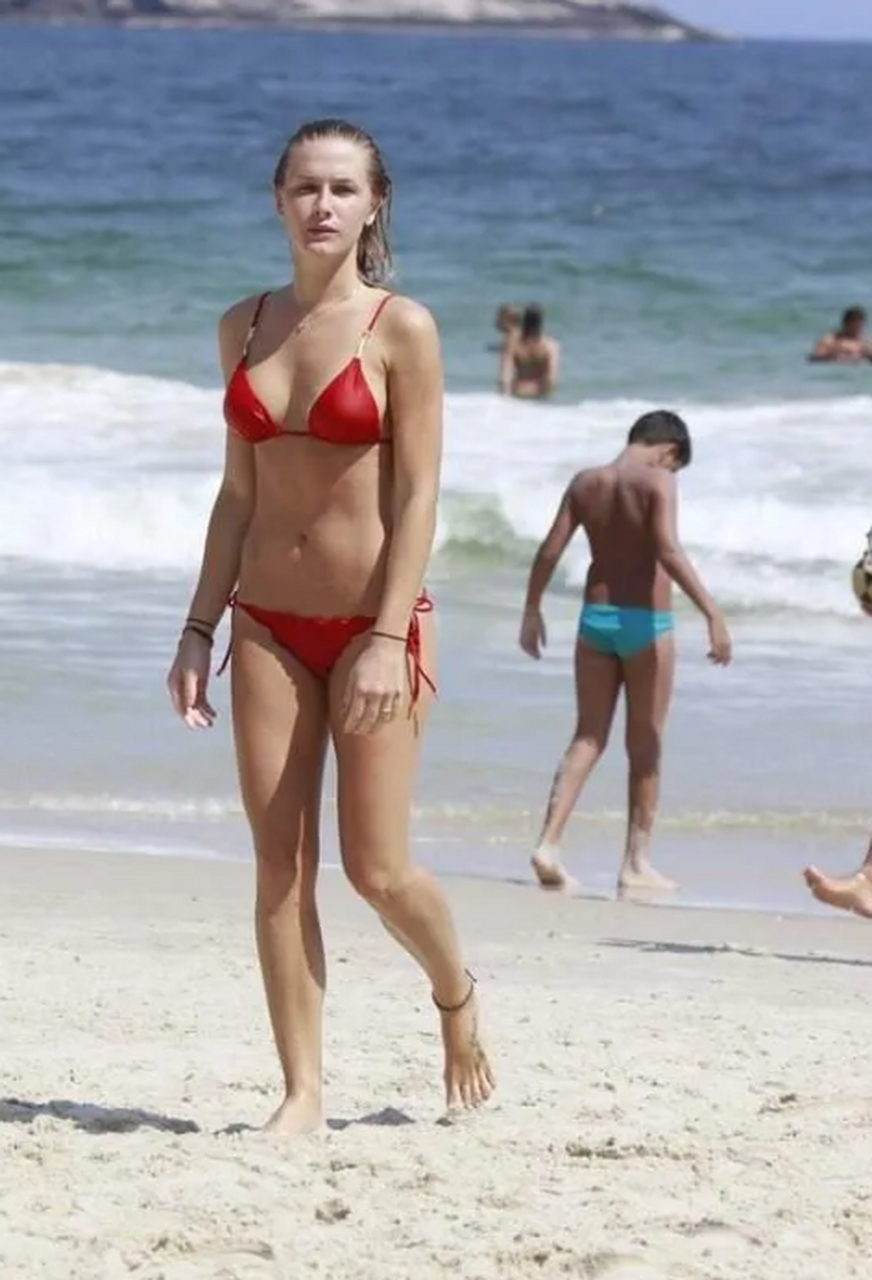 巴西模特,电视节目主持人菲奥雷拉·马蒂斯,穿比基尼在海滩展示性感