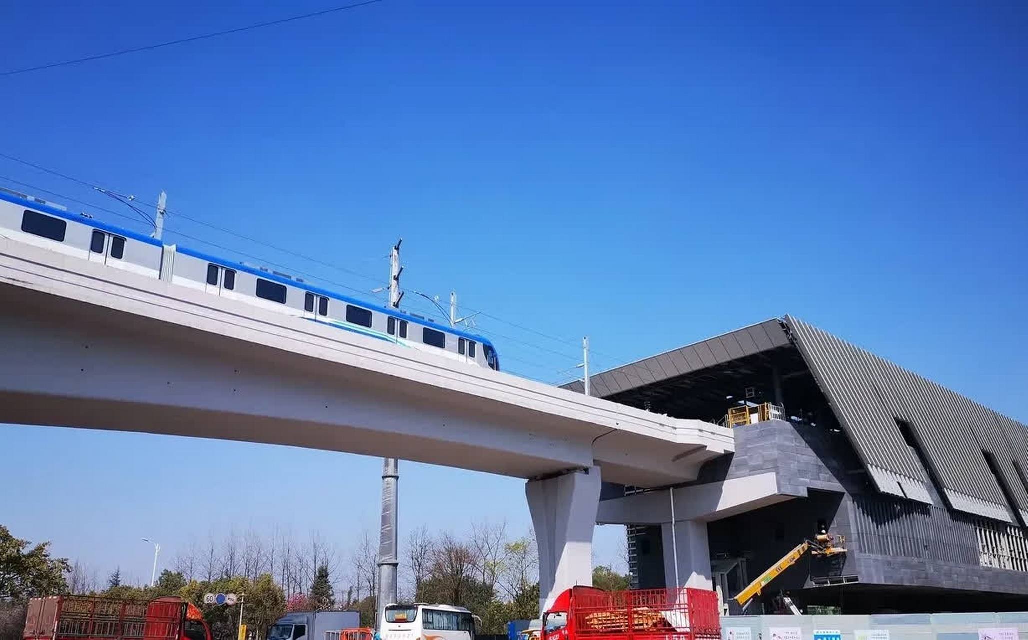 江津离地铁越来越近了   昨天下午,有重庆网友晒出一组江卷线双福站外