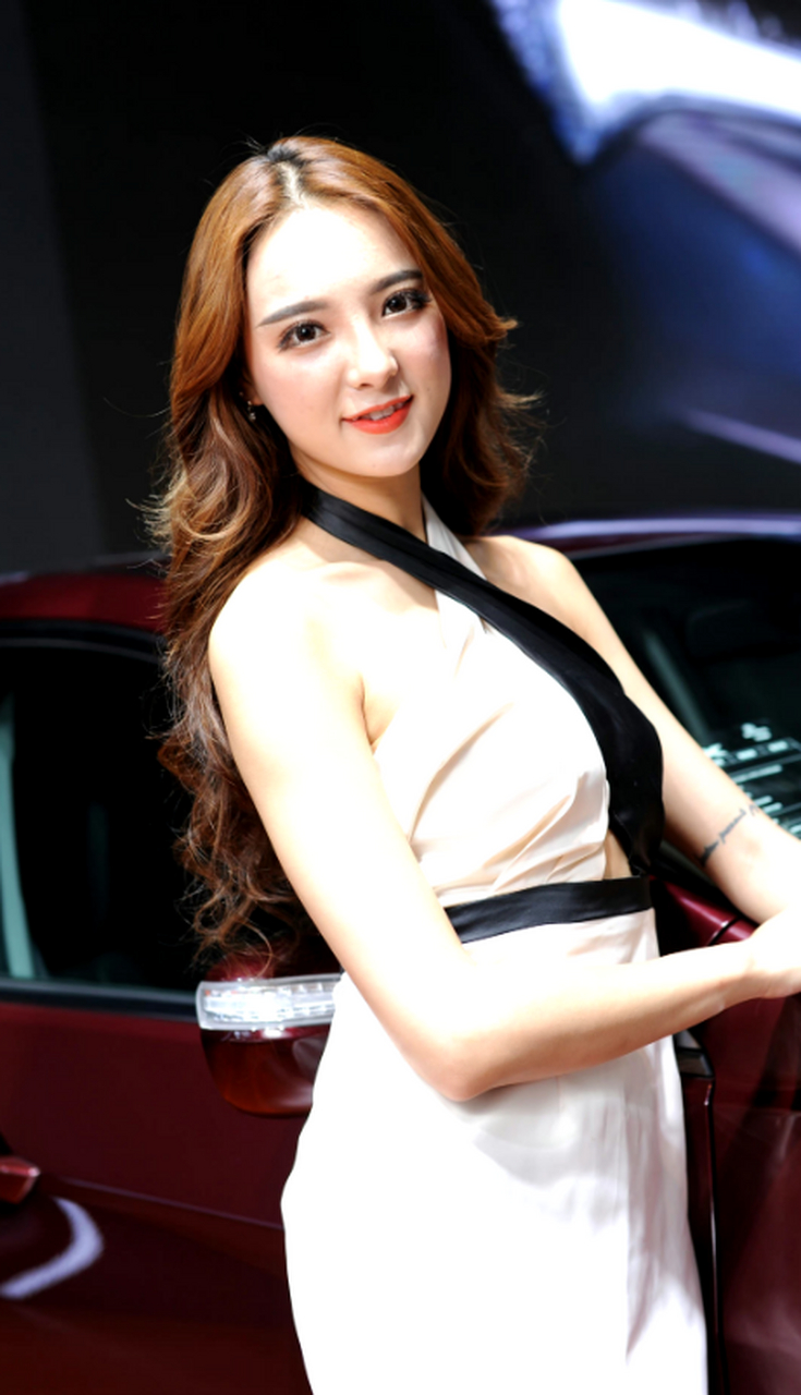 微胖长发美女车模