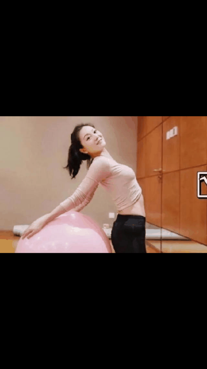 陈婷在运动中素颜,一身紧身衣,扎个小马尾,还带了个糖果色发卡,脸部