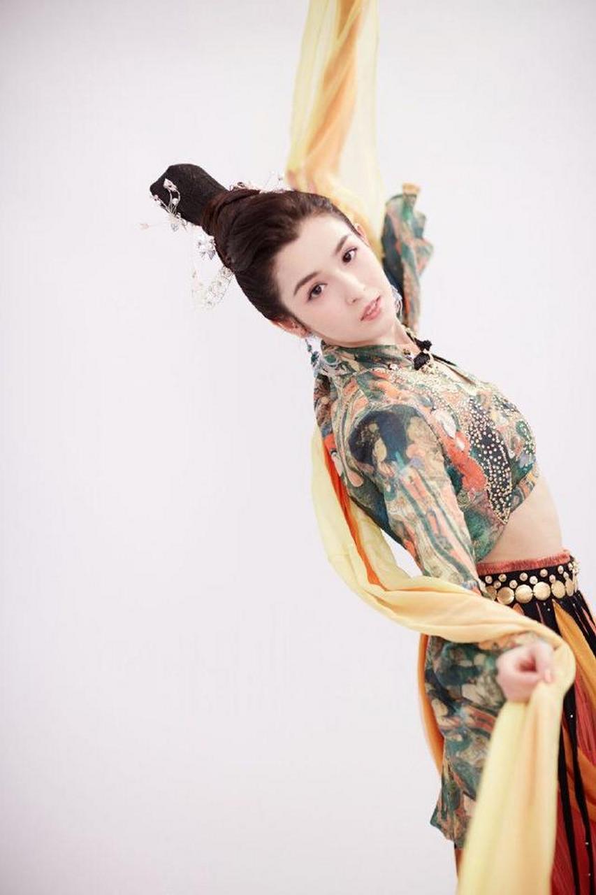 一舞敦煌美如画,仙女飘飘坠人间