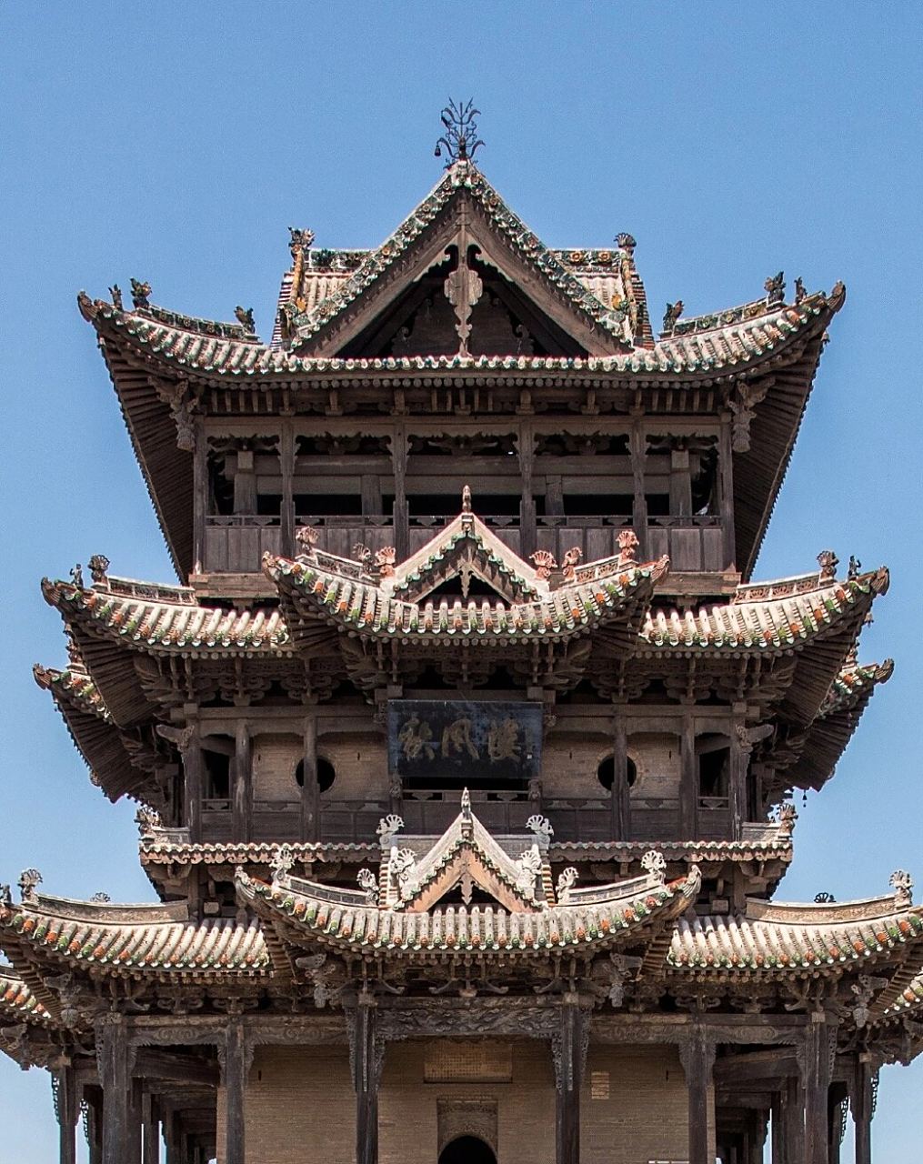 秋风楼位于山西省万荣县西南的后土祠正殿后方,是因楼上珍藏了汉蔚圹