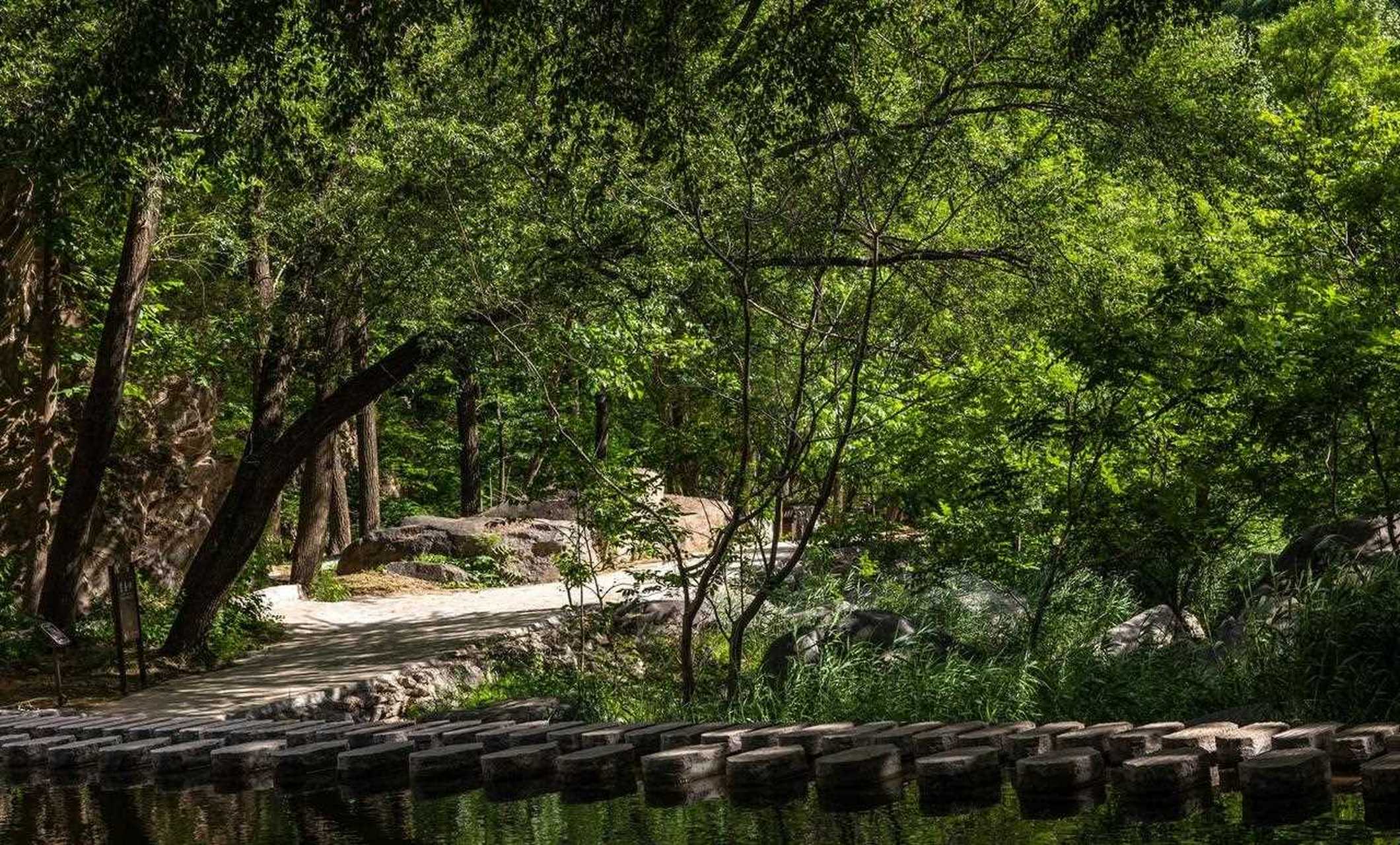 灵溪风景区,位于门头沟区妙峰山镇岭角村,是个有山有水植被茂密的地方