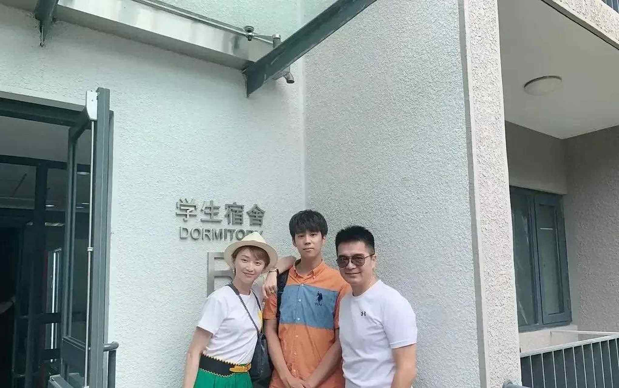 许亚军和妻子,大儿子许何的合影,岁许何遗传了父母的好基因,高大帅气