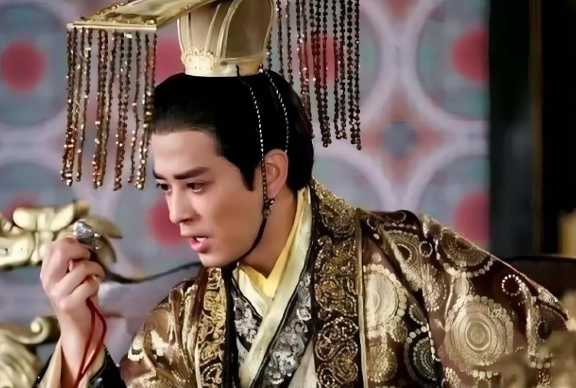 公元396年,35岁的晋孝武帝司马昌明醉酒后来到张贵人床前.