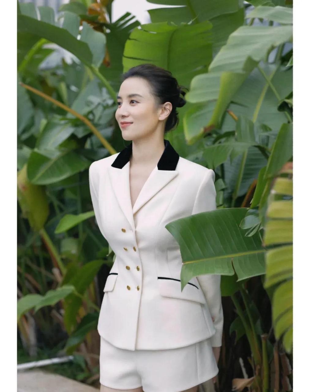 宋佳身穿白色西服套装,演绎精明干练都市女精英!