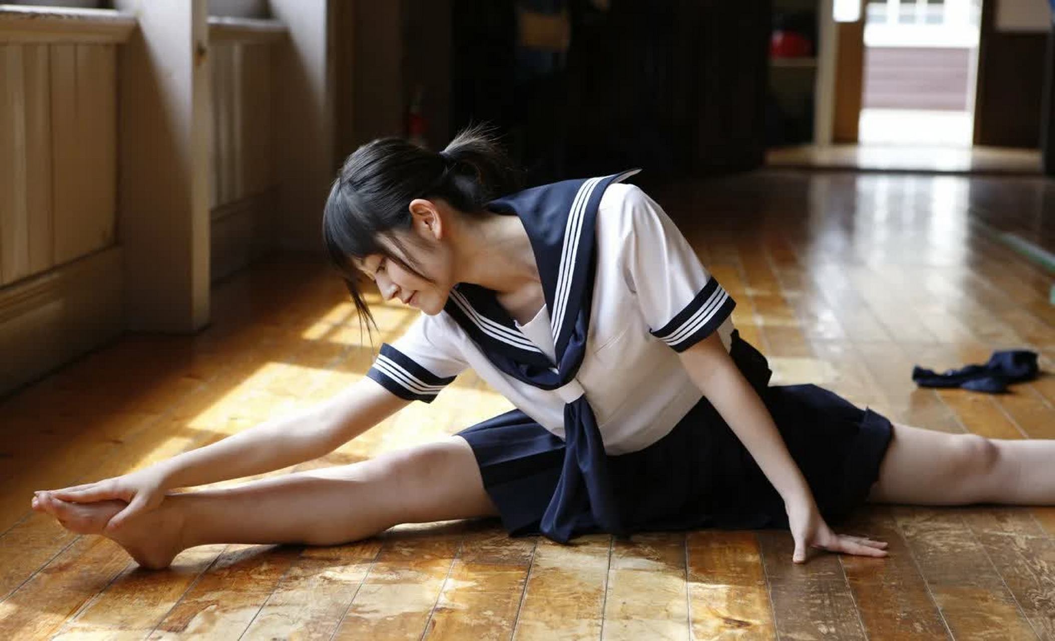 日本女孩的"一字马",能看出来经常锻炼,所以身体很柔软~[开心]愿您们