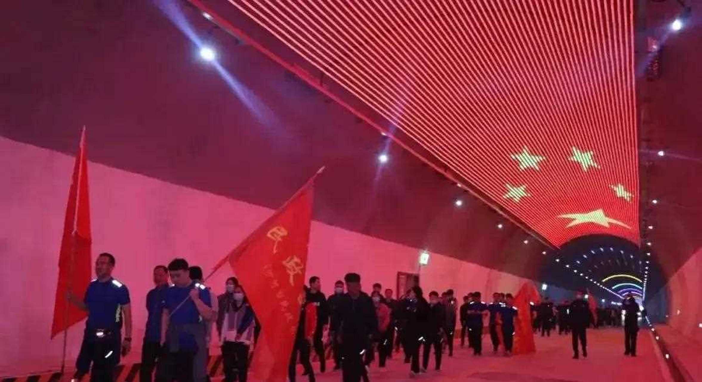 近日,河北邢台建成一条网红天机硇隧道,长1660米,是邢台市农村公路中