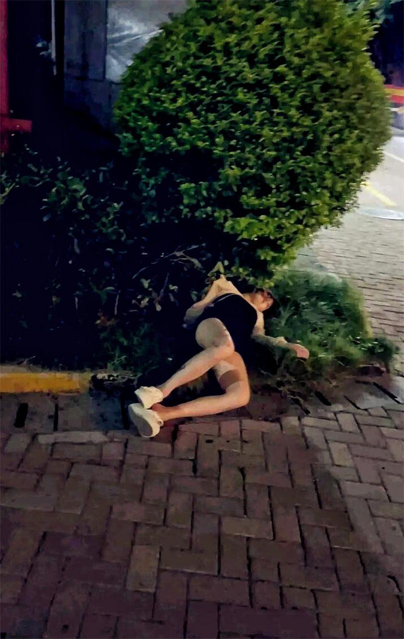 下班的路上遇到了一位醉酒的女人,要怎么办呢?