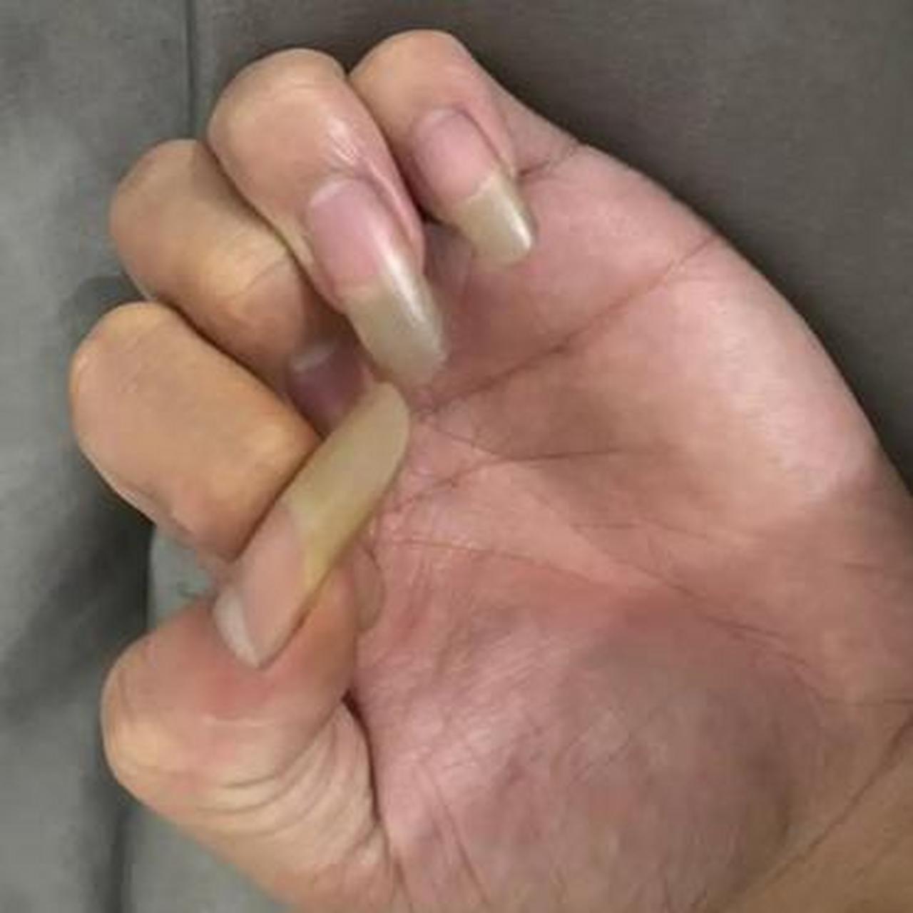 男生留这么长的指甲,一点也不好看!看起来邋里邋遢的