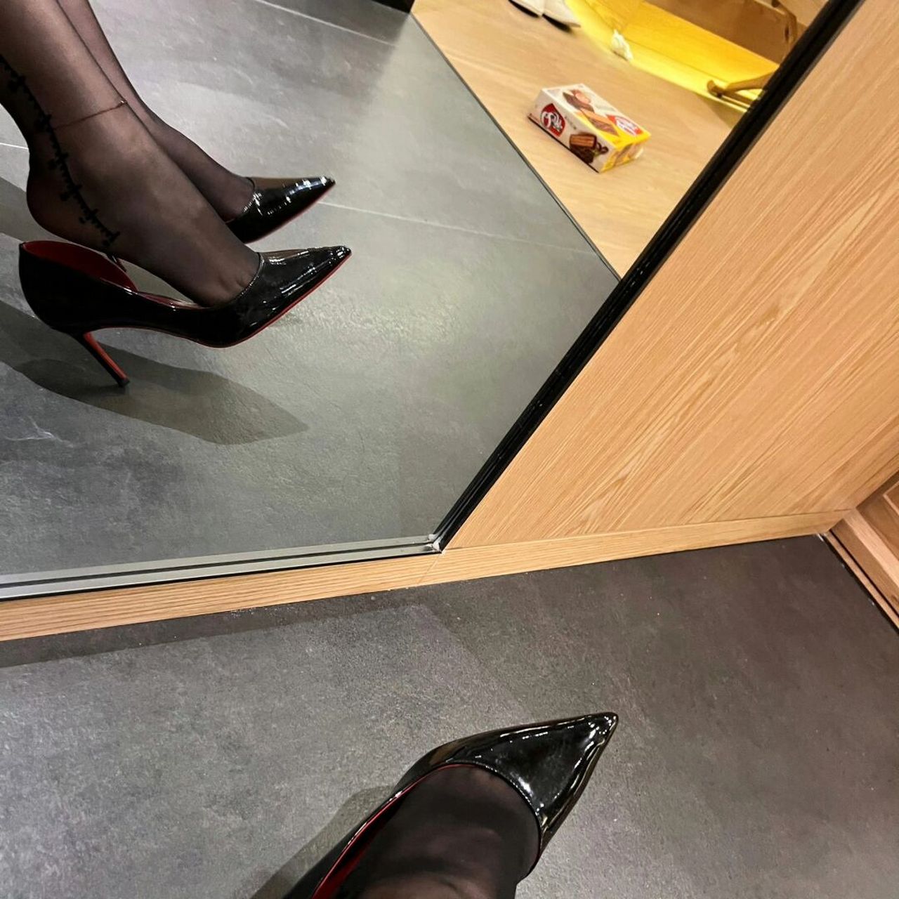 红底黑丝袜搭配永远的神[庆祝]  #高跟鞋黑丝袜# #黑丝高跟鞋