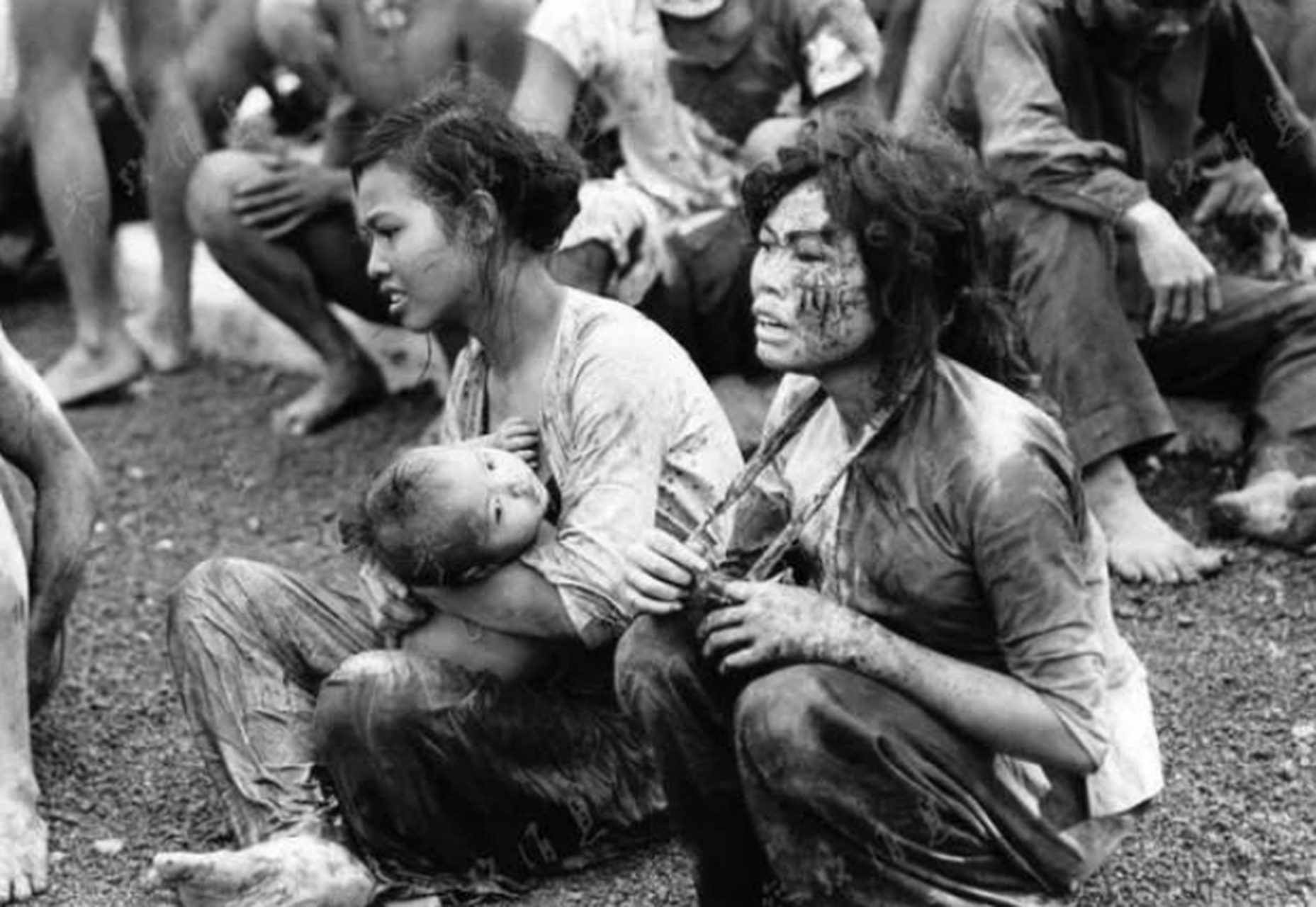 照片一,一群被美军关押起来的越南平民.