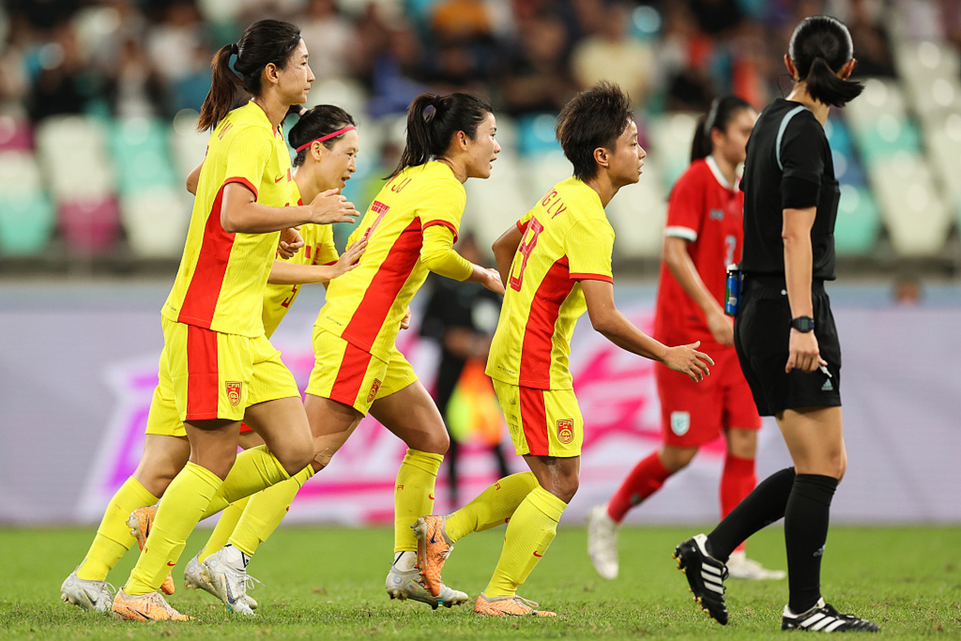 北京时间10月29日19:35分,女足奥运预选赛第2阶段b组第2轮,中国女足