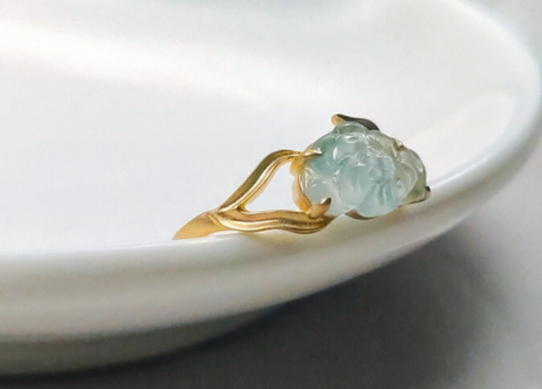 玉缘儿翡翠##点击头像看直播#  独特不撞款的翡翠莲花戒指来啦,精雕